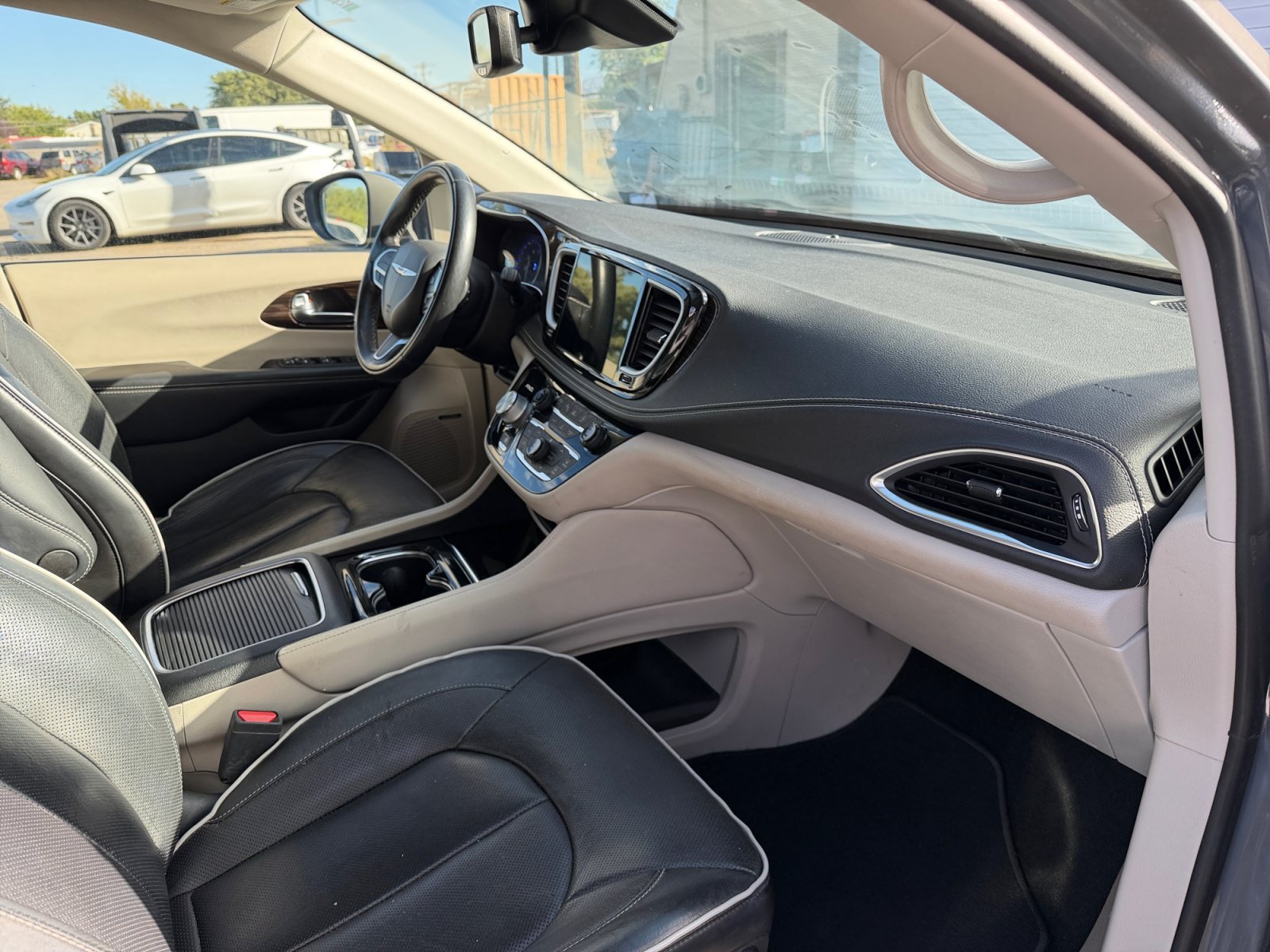 Used 2022 Chrysler Pacifica Limited FWD image 16