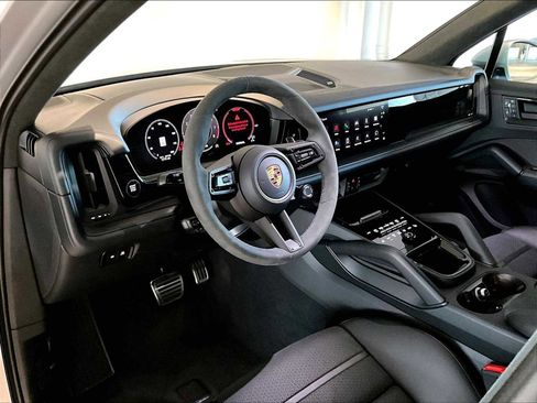 Used 2025 Porsche Cayenne GTS w/ Premium Package image 7