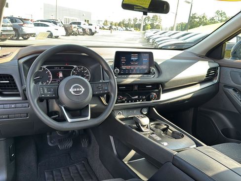 Used 2022 Nissan Rogue SV image 16