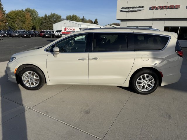 Used 2021 Chrysler Pacifica Touring-L w/ Uconnect Theater Family Group FWD image 6