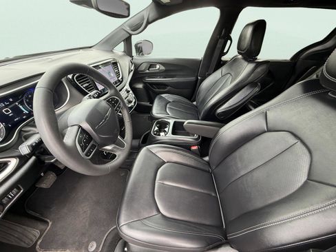Used 2025 Chrysler Pacifica Select FWD image 9