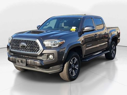 Used 2018 Toyota Tacoma TRD Sport image 3