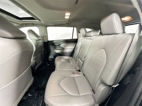 Used 2022 Toyota Highlander XLE image 25