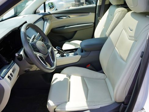 Used 2017 Cadillac XT5 Luxury w/ Driver Awareness Package FWD image 4