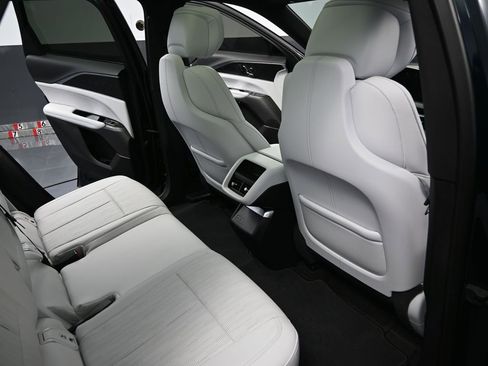 Used 2024 Cadillac Lyriq Luxury image 46