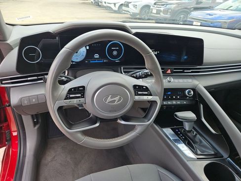Used 2025 Hyundai Elantra SEL FWD image 17