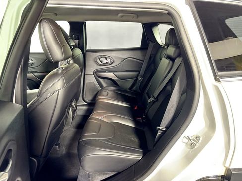 Used 2019 Jeep Cherokee Latitude Plus w/ Comfort/Convenience Group image 19