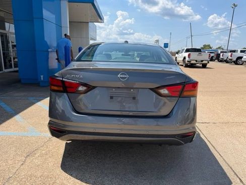 Used 2025 Nissan Altima 2.5 SV FWD image 4