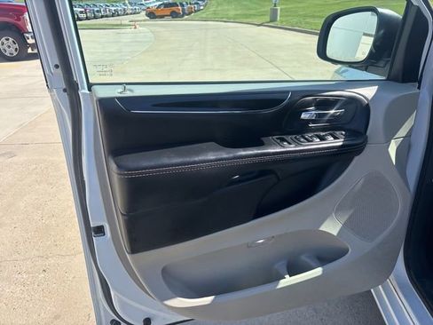 Used 2018 Dodge Grand Caravan SXT FWD image 18