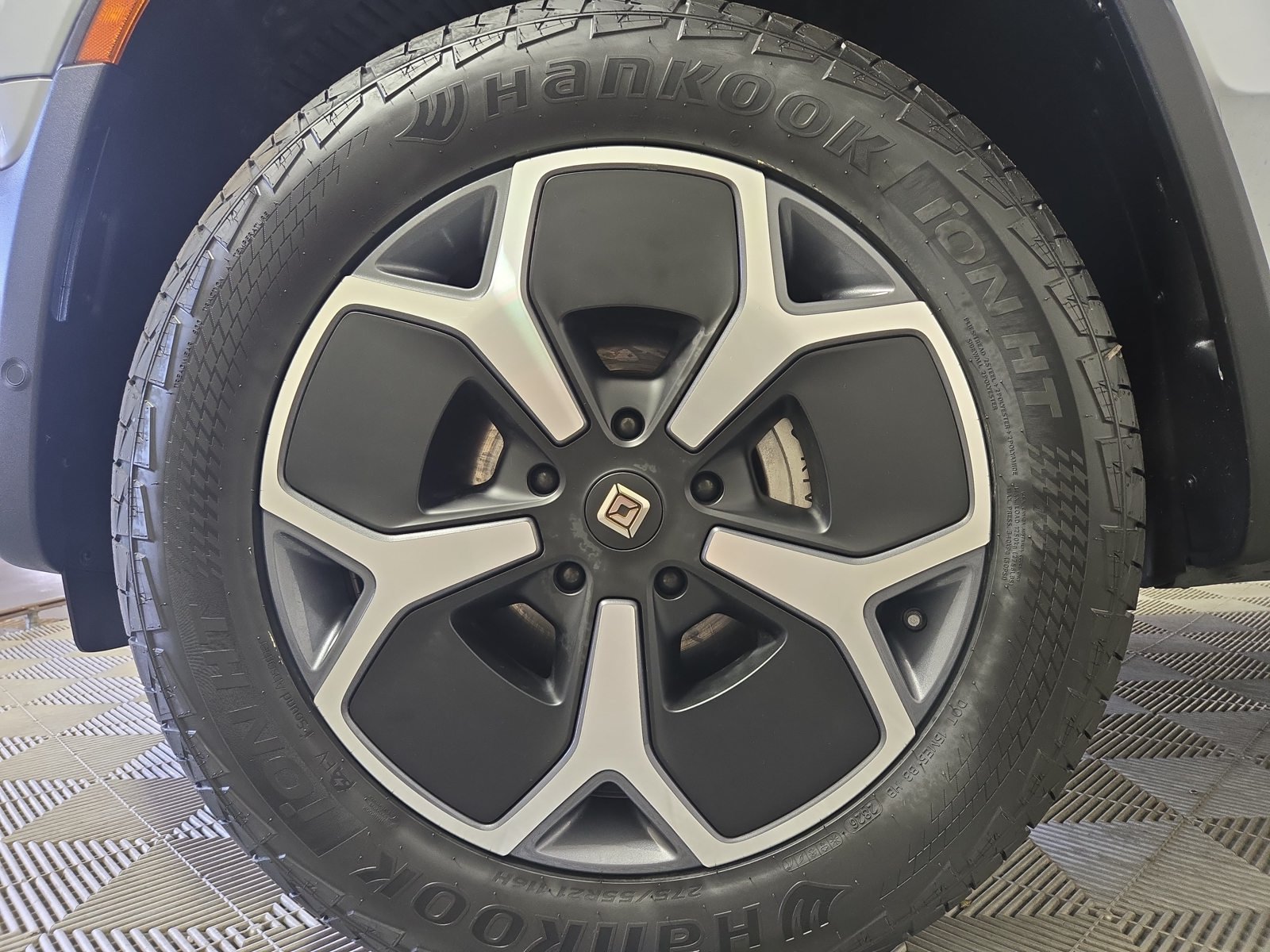 Used 2024 Rivian R1T Adventure Dual AWD/4WD image 9