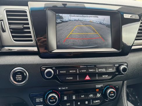 Used 2017 Kia Niro EX FWD image 15