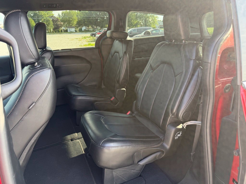 Used 2025 Chrysler Pacifica Select FWD image 18