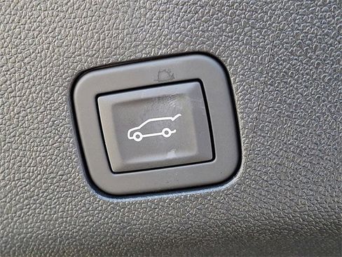 Used 2025 Chevrolet Suburban Premier image 26