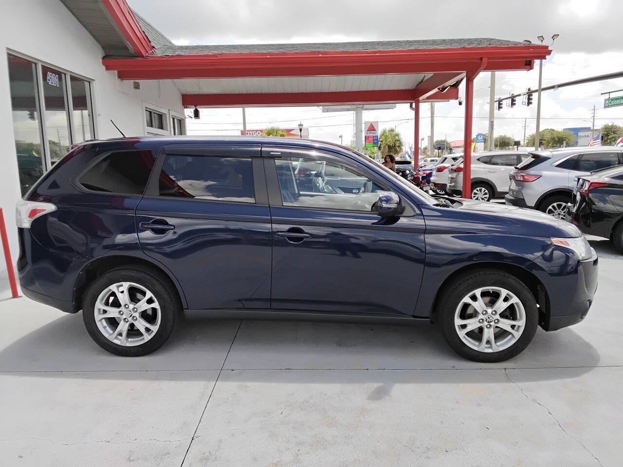 Used 2014 Mitsubishi Outlander SE AWD/4WD image 9