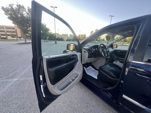 Used 2014 Chrysler Town & Country Touring FWD image 16