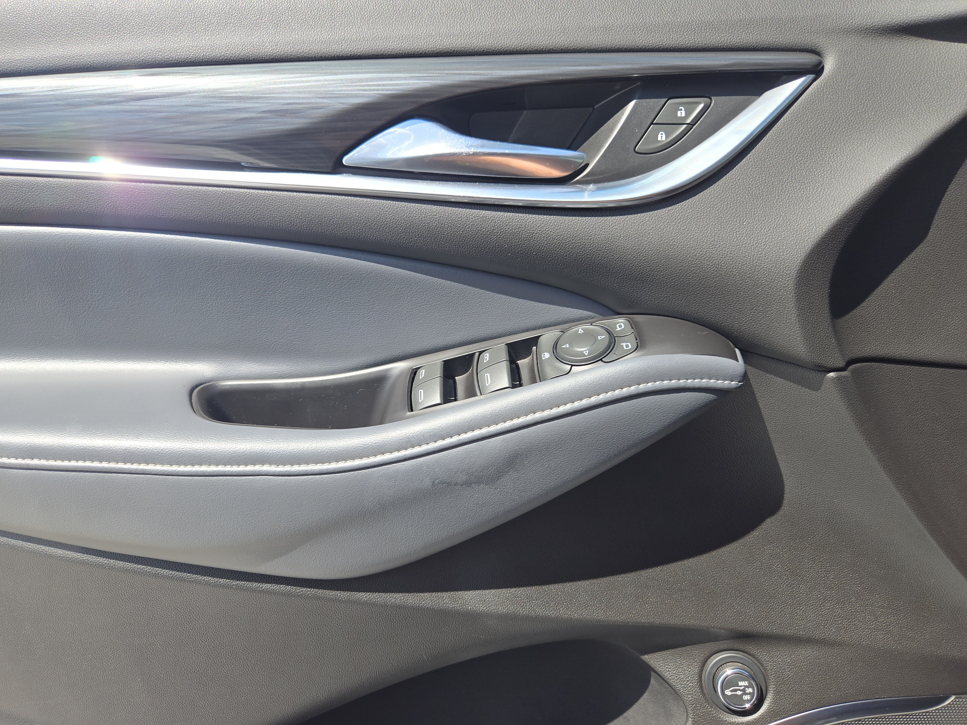 Used 2018 Buick Enclave Essence w/ Trailering Package FWD image 24