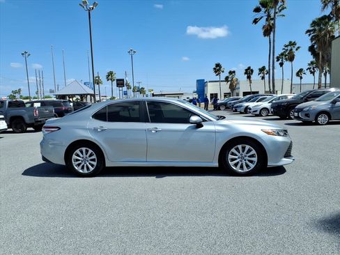 Used 2018 Toyota Camry LE image 9