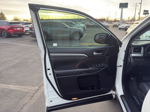 Used 2018 Toyota Highlander Limited image 11