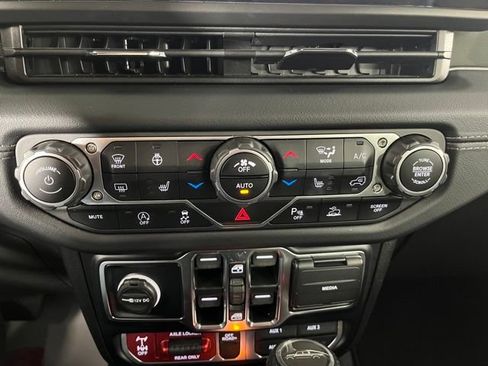 Used 2024 Jeep Gladiator Mojave AWD/4WD image 35