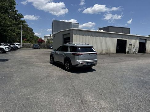 Used 2023 Nissan Pathfinder SL FWD image 7