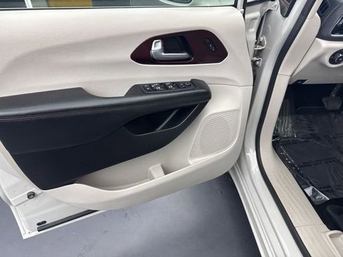 Used 2020 Chrysler Pacifica Limited w/ Advanced Safetytec Group image 36