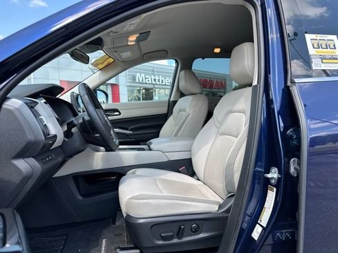 Used 2024 Nissan Pathfinder SL AWD/4WD image 11