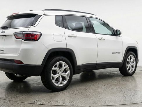 Used 2025 Jeep Compass Latitude AWD/4WD image 9