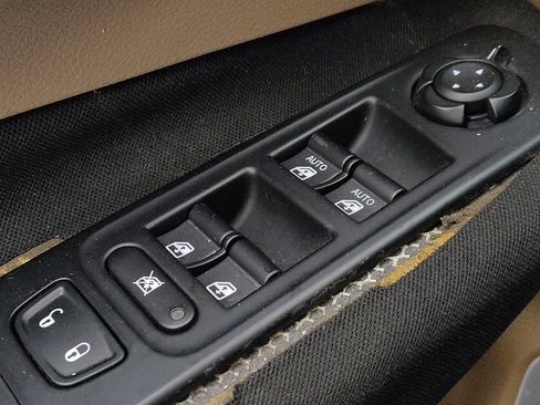 Used 2015 Jeep Renegade Latitude w/ Popular Equipment Group FWD image 27