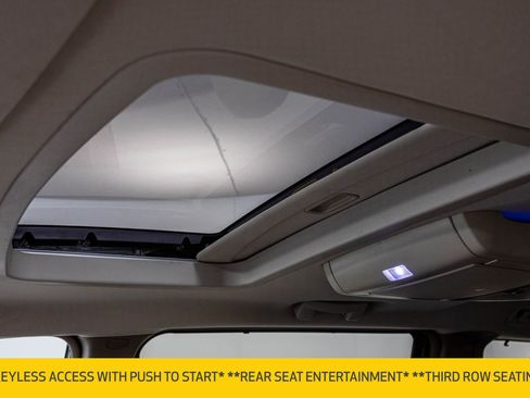 Used 2016 Chrysler Town & Country Touring-L w/ Driver Convenience Group image 7