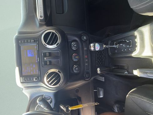 Used 2018 Jeep Wrangler Sahara w/ Connectivity Group AWD/4WD image 20