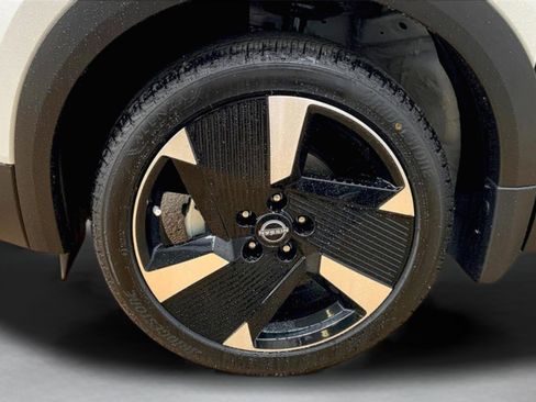 New 2025 Nissan Kicks SR image 12