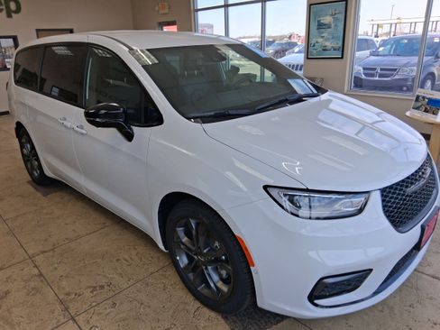 New 2026 Chrysler Pacifica Select image 8