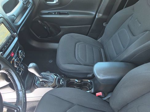 Used 2017 Jeep Renegade Altitude FWD image 25