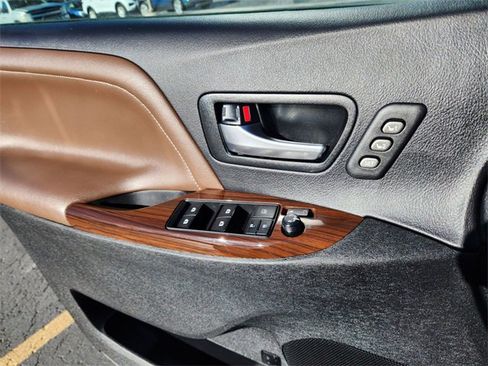 Used 2017 Toyota Sienna Limited Premium w/ Outdoor Package image 18