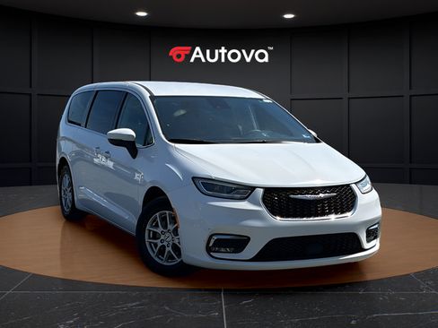 Used 2023 Chrysler Pacifica Touring-L FWD image 7