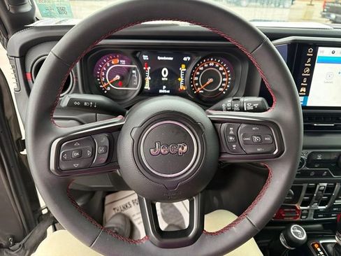 Used 2025 Jeep Wrangler Unlimited Rubicon AWD/4WD image 26