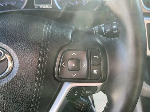 Used 2019 Toyota Highlander Plus w/ Carpet Mat Package (TMS) FWD image 10