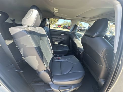 Used 2021 Toyota Highlander XLE image 64