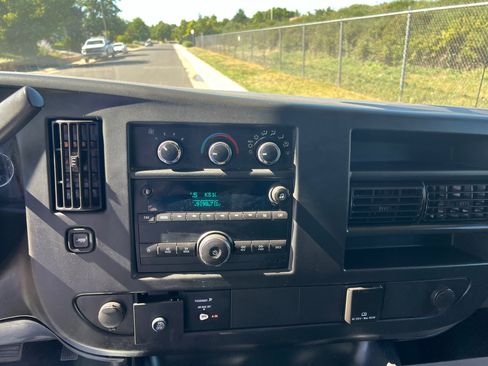 Used 2016 Chevrolet Express 2500 image 20