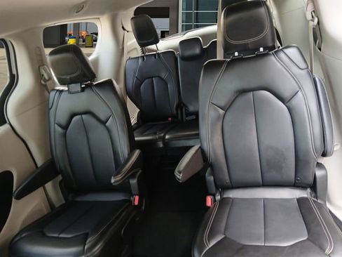 Used 2024 Chrysler Pacifica Touring-L FWD image 13