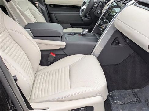 Certified 2025 Land Rover Discovery S image 24