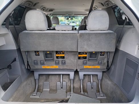 Used 2012 Toyota Sienna LE FWD image 10