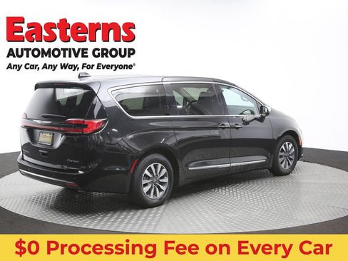Used 2023 Chrysler Pacifica Limited FWD image 45