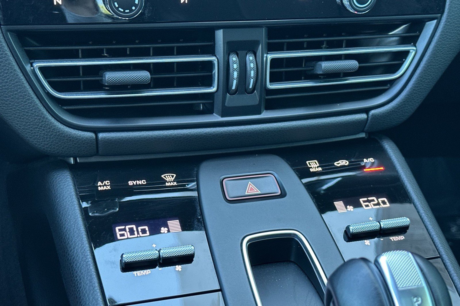 Certified 2025 Porsche Macan AWD/4WD image 21