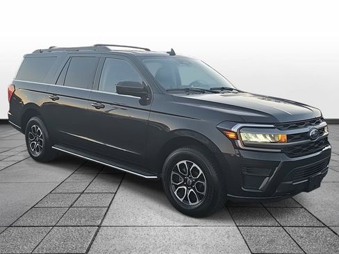 Used 2023 Ford Expedition Max XLT image 3