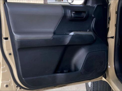 Used 2017 Toyota Tacoma SR5 w/ Tow Package image 21