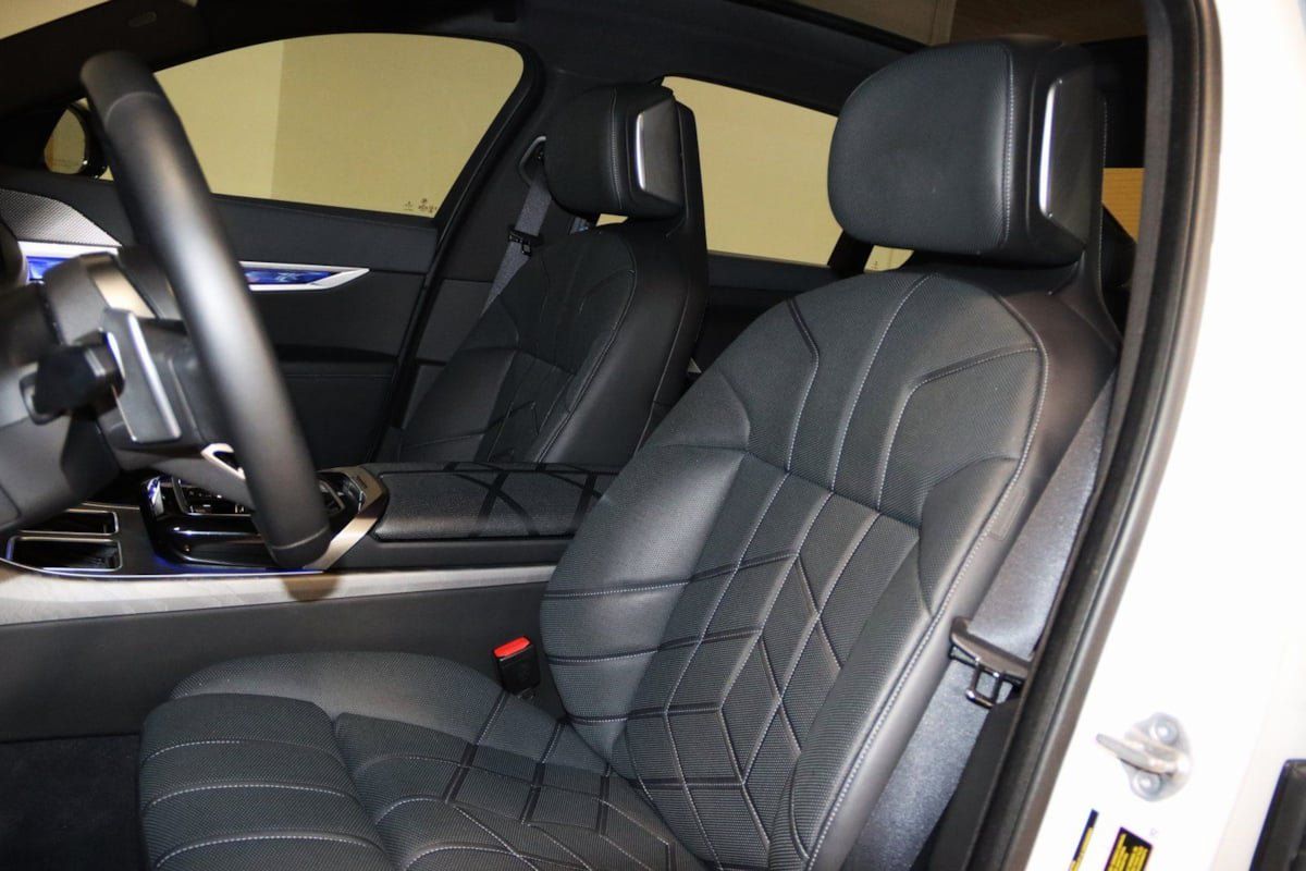 Used 2023 BMW 760i xDrive AWD/4WD image 40
