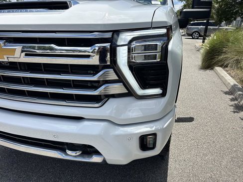 Used 2025 Chevrolet Silverado 2500 High Country w/ High Country Premium Package AWD/4WD image 9