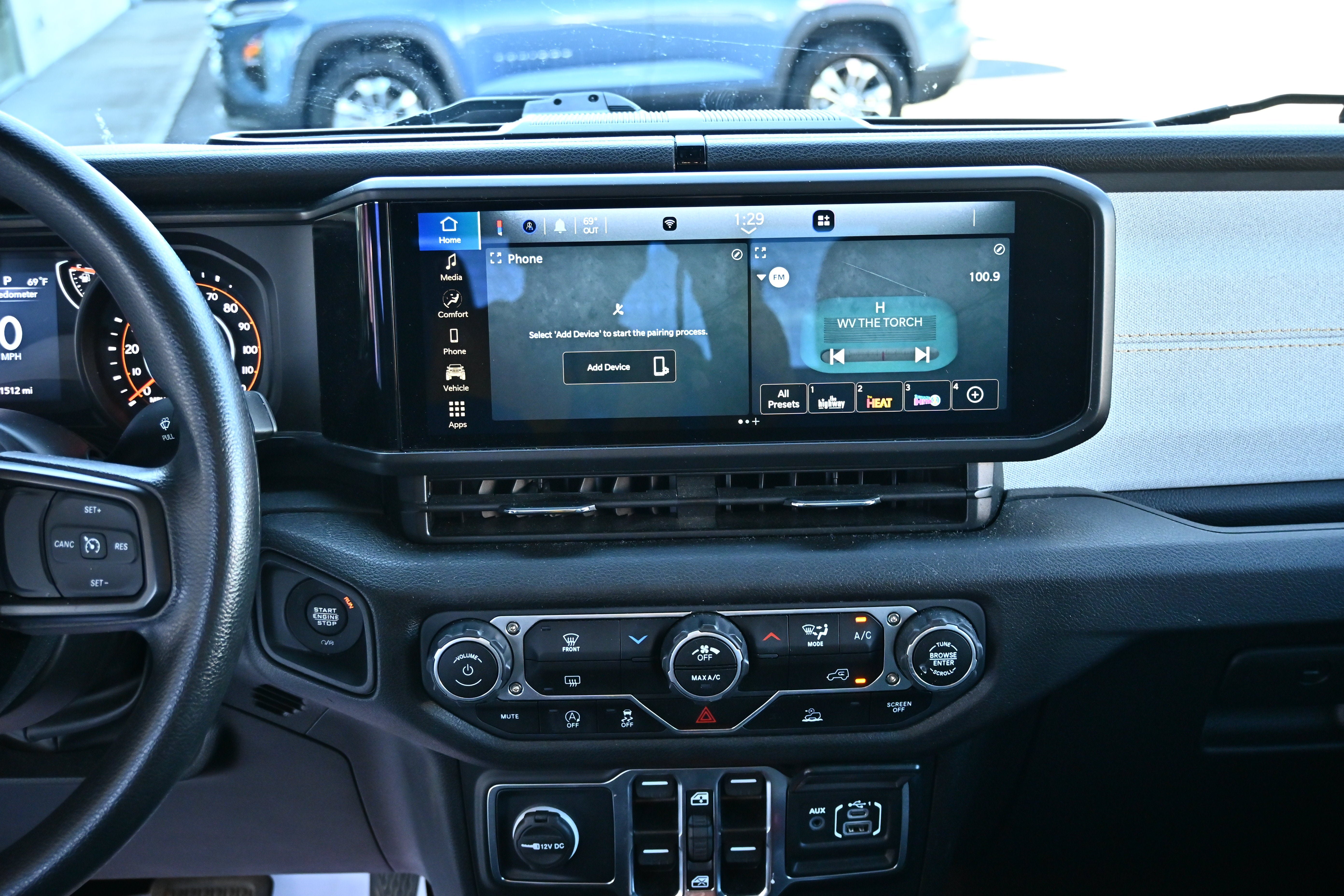 Used 2025 Jeep Gladiator Sport AWD/4WD image 17