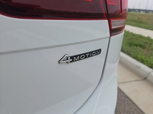 Used 2024 Volkswagen Tiguan SE image 9